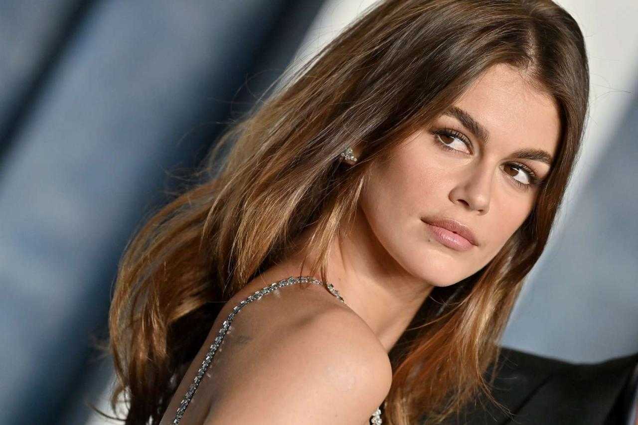 Kaia Gerber a troqué ses habituels cheveux bruns pour un blond caramel