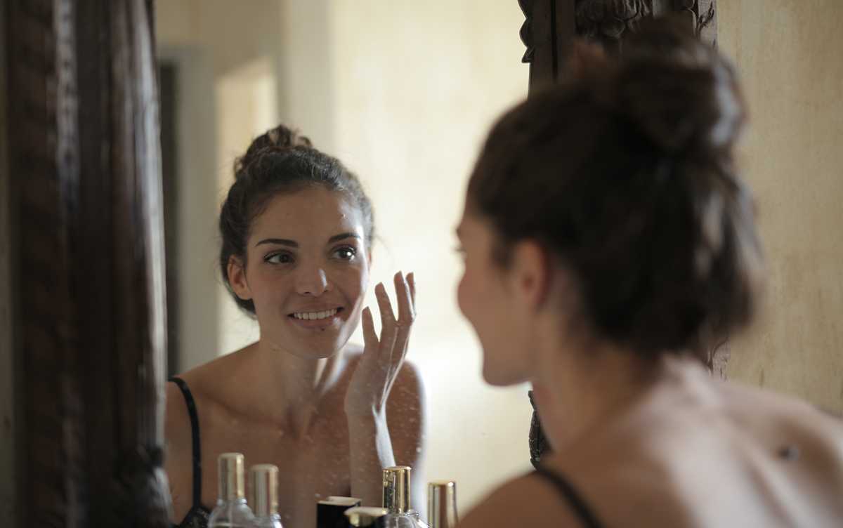 Pourquoi vous devriez changer votre routine de soins de la peau chaque saison, et comment le faire