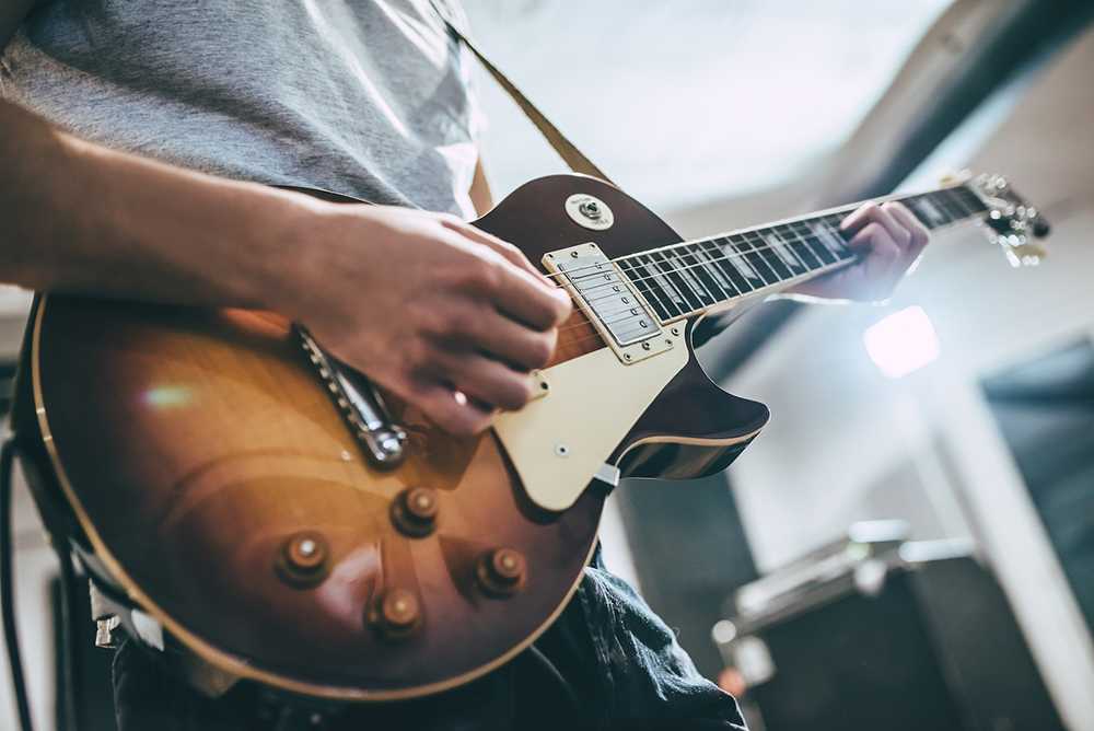 4 Conseils pour Apprendre à Jouer de la Guitare Électrique