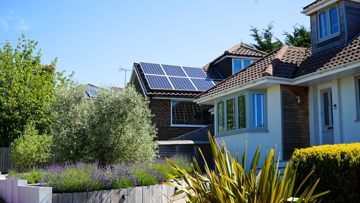 Mon Kit Solaire : le pionnier français du kit solaire prêt à poser pour une autoconsommation maîtrisée