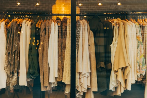 Silhouettes fluides et pantalons tendance 2026