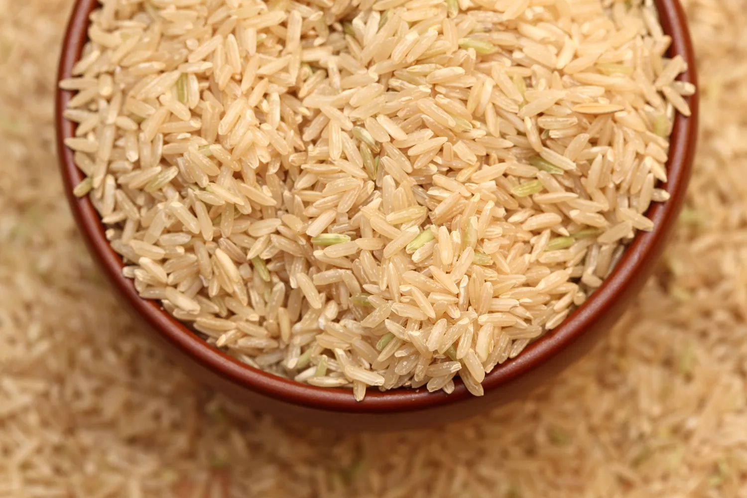 Riz brun dans un bol - une cereale complete riche en fibres