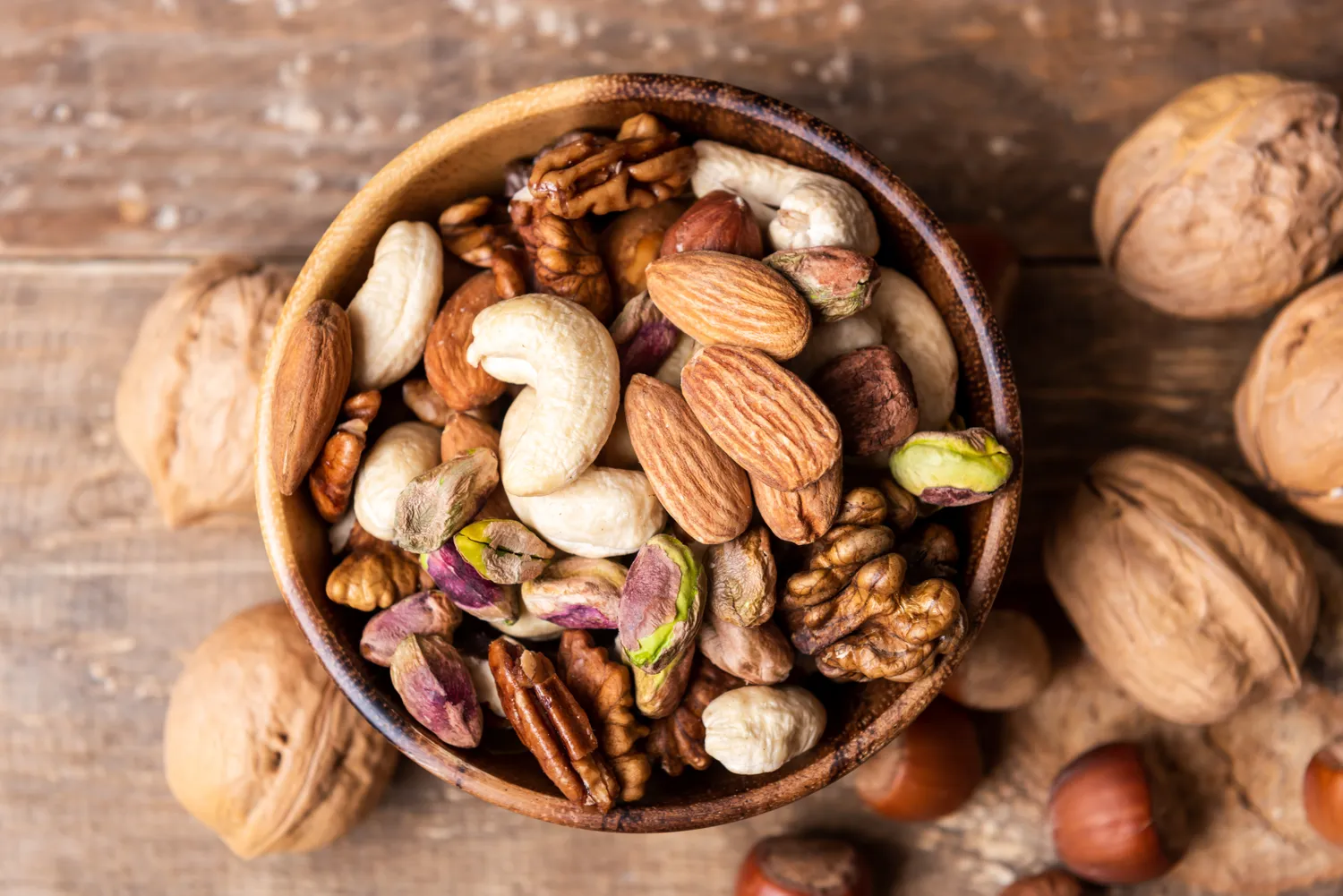 Bol de noix melangees - amandes, noix de cajou, pistaches et noix