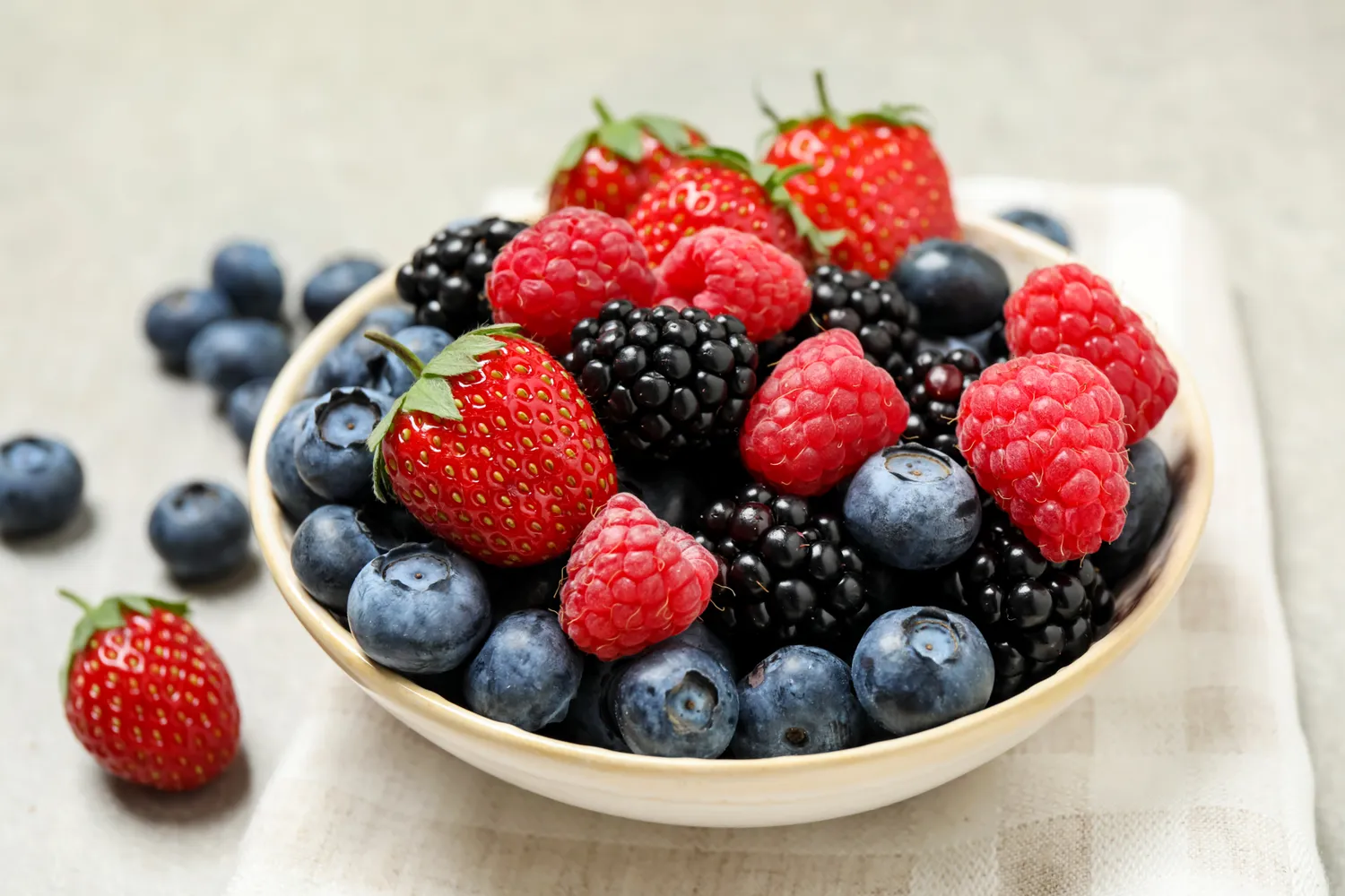Bol de baies fraiches - myrtilles, fraises, framboises et mures